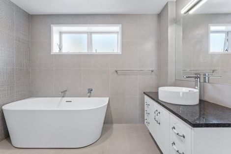 Photo of property in 18 Murano Place, Chatswood, Auckland, 0626