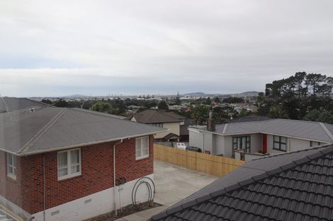Photo of property in 2b Crystal Avenue, Te Atatu South, Auckland, 0602