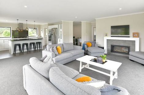 Photo of property in 4 Loretta Place, Red Beach, 0932