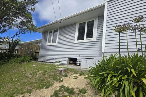 Photo of property in 7 Balmain Street, Newlands, Wellington, 6037