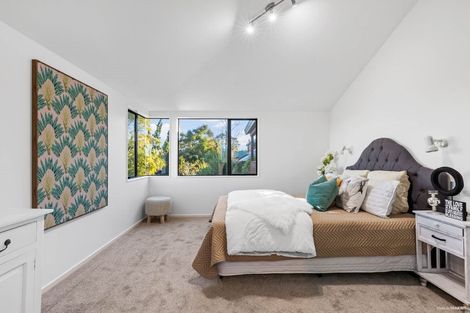 Photo of property in 2/9 Stoneleigh Court, Sunnynook, Auckland, 0632