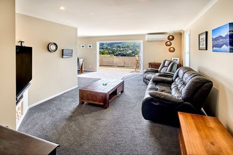 Photo of property in 6 Mayfair Place, Tawa, Wellington, 5028