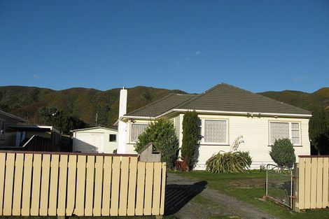 Photo of property in 4 Roberts Street, Wainuiomata, Lower Hutt, 5014