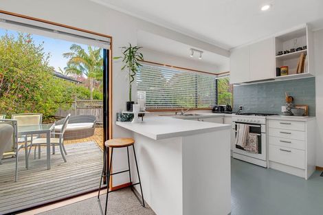 Photo of property in 2/2 Carl Place, Unsworth Heights, Auckland, 0632