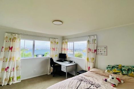 Photo of property in 1/133a Hobsonville Road, West Harbour, Auckland, 0618
