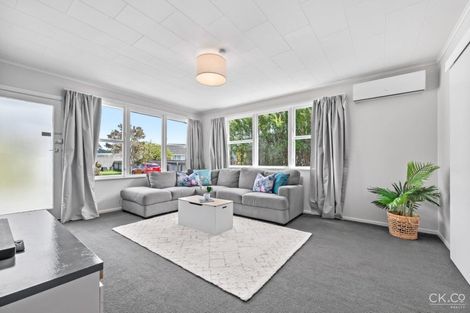 Photo of property in 15 Parera Grove, Heretaunga, Upper Hutt, 5018