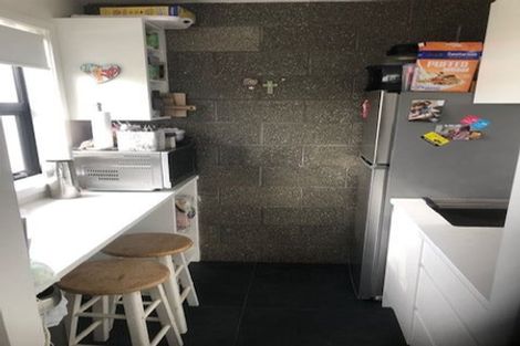 Photo of property in 16 Chapman Road, Te Atatu Peninsula, Auckland, 0610