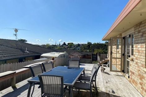 Photo of property in 3 Plumstead Rise, Glen Eden, Auckland, 0602