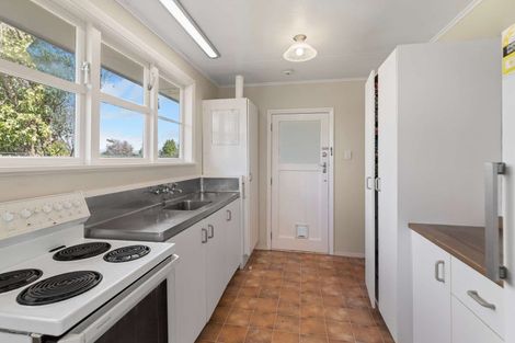 Photo of property in 18 Montrose Place, Takaro, Palmerston North, 4412