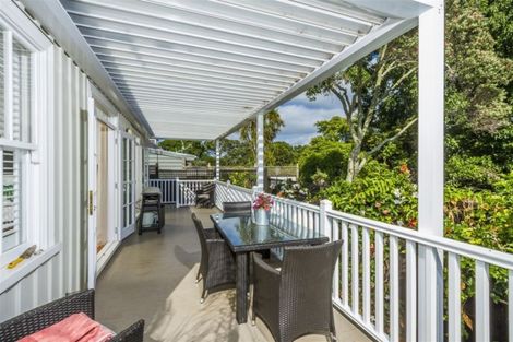 Photo of property in 17 Albert Road, Kelston, Auckland, 0602