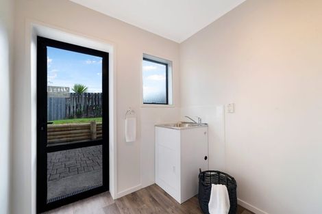 Photo of property in 2/12 Grimshaw Place, Henderson, Auckland, 0612