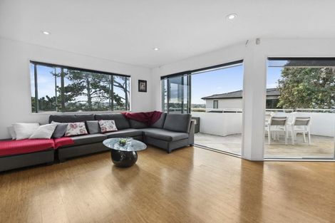Photo of property in 2/89 Knights Road, Rothesay Bay, Auckland, 0630