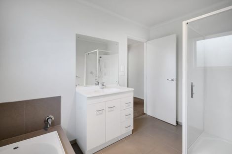 Photo of property in 17 Heta Road, Highlands Park, New Plymouth, 4312