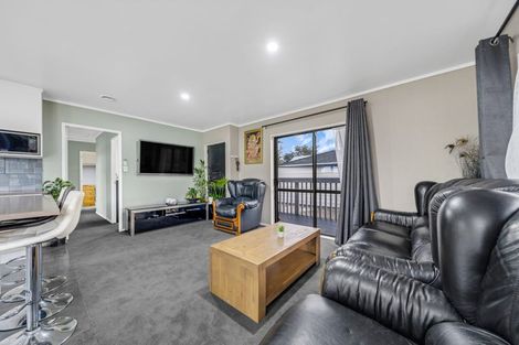 Photo of property in 2/33 Seaward Place, Wattle Downs, Auckland, 2103