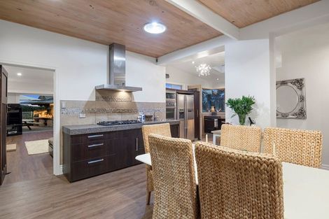 Photo of property in 723 Waitakere Road, Kumeu, 0891