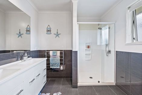 Photo of property in 25 Waitemata Drive, One Tree Point, 0118