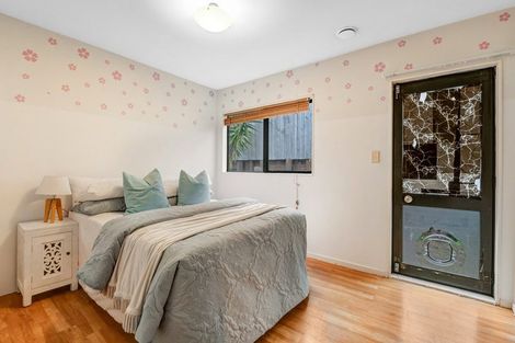 Photo of property in 1/21 Jumento Place, Unsworth Heights, Auckland, 0632