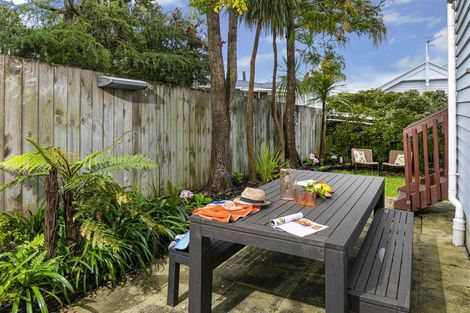 Photo of property in 2/199 Onewa Road, Birkenhead, Auckland, 0626