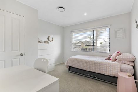 Photo of property in 5 Bridgehead Cove, West Harbour, Auckland, 0618