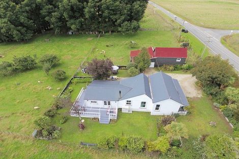 Photo of property in 1033 Masterton Castlepoint Road, Tauweru, Masterton, 5889