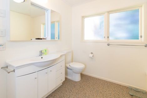 Photo of property in 34 Fortification Road, Karaka Bays, Wellington, 6022