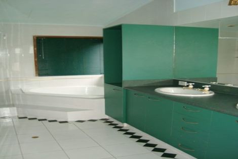 Photo of property in 635 Glenfield Road, Totara Vale, Auckland, 0629