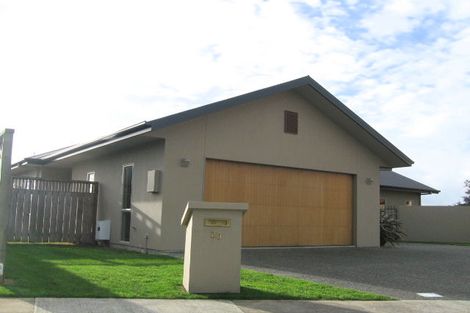 Photo of property in 23 Sycamore Crescent, Fitzherbert, Palmerston North, 4410
