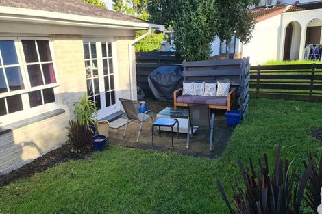 Photo of property in 3/220 East Coast Road, Forrest Hill, Auckland, 0620