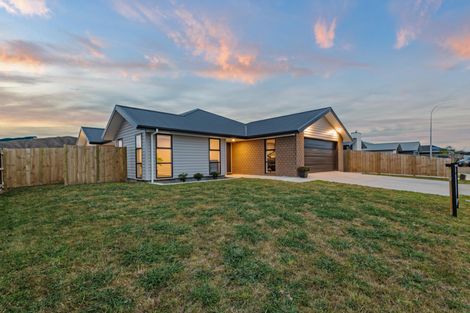 Photo of property in 20 Atlantic Drive, Fitzherbert, Palmerston North, 4410