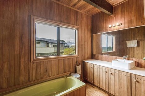 Photo of property in 11 Waiheke Street, Waikanae Beach, Waikanae, 5036