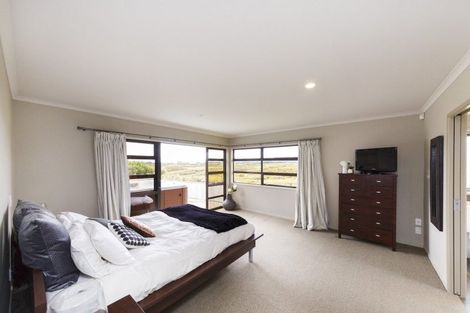 Photo of property in 28 Johnstone Drive, Fitzherbert, Palmerston North, 4410