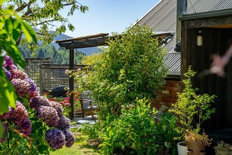 Photo of property in 7 Wynyard Crescent, Fernhill, Queenstown, 9300