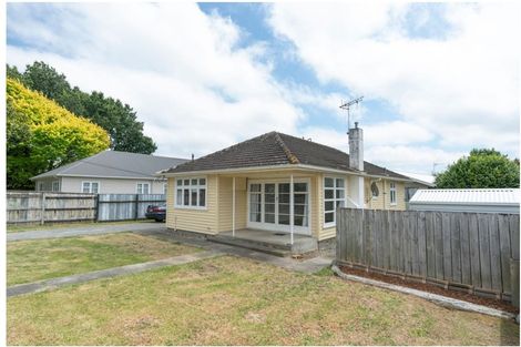 Photo of property in 71 Queenwood Road, Levin, 5510