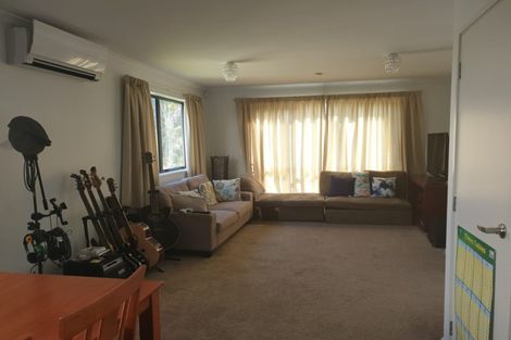 Photo of property in 28 Denver Avenue, Sunnyvale, Auckland, 0612