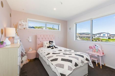 Photo of property in 78 Queen Charlotte Drive, Aotea, Porirua, 5024