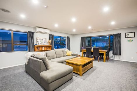 Photo of property in 62 Albatross Close, Whitby, Porirua, 5024