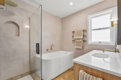 Photo of property in 16 Eversleigh Road, Belmont, Auckland, 0622