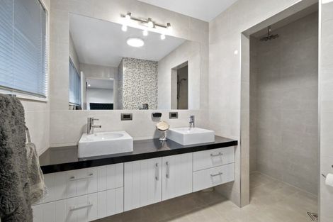 Photo of property in 2 Botanical Heights Drive, Waipahihi, Taupo, 3330