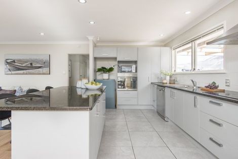 Photo of property in 2 Vanbrugh Place, Bucklands Beach, Auckland, 2014