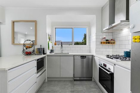 Photo of property in 2/8 Tusac Place, Totara Vale, Auckland, 0627