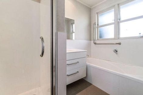 Photo of property in 2 Lowtherhurst Road, Massey, Auckland, 0614