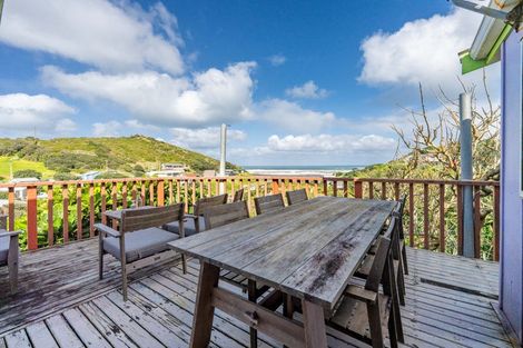 Photo of property in 63 Sea View Road, Baylys Beach, 0377