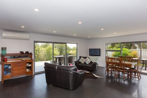 Photo of property in 11 Settlers Close, Whalers Gate, New Plymouth, 4310