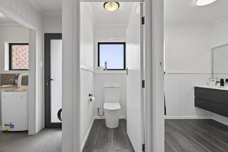 Photo of property in 46 Seaview Road, Marfell, New Plymouth, 4310