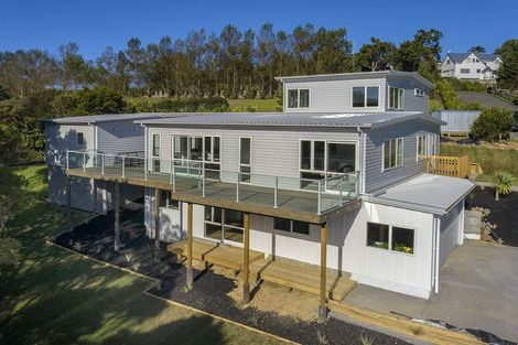 Photo of property in 299 Whangaparaoa Road, Red Beach, 0932