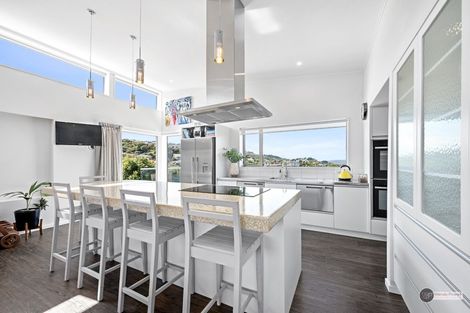 Photo of property in 37 Pekanga Road, Normandale, Lower Hutt, 5010