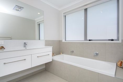 Photo of property in 16 Cassinia Close, Papamoa Beach, Papamoa, 3118