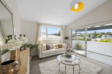 Photo of property in 1/52 Beulah Avenue, Rothesay Bay, Auckland, 0630
