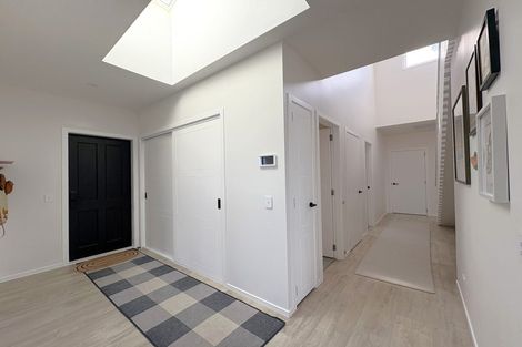 Photo of property in 37 Boeing Way, Newlands, Wellington, 6037