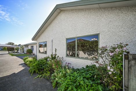 Photo of property in 2/239 Warwick Road, Mayfair, Hastings, 4122